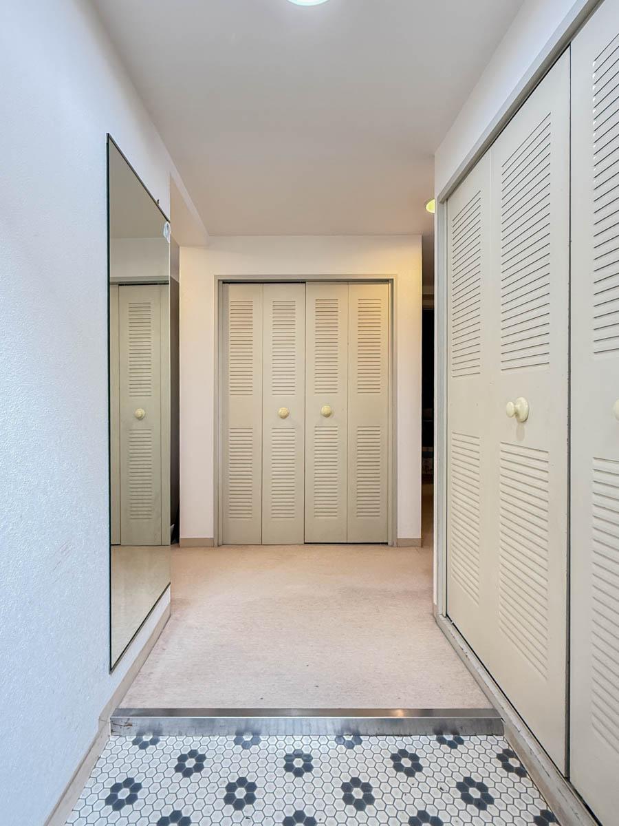 三鷹市下連雀の売買物件/玄関を入るとルーバードアの収納がたっぷり。塗装するだけでもイメージ変えられそう