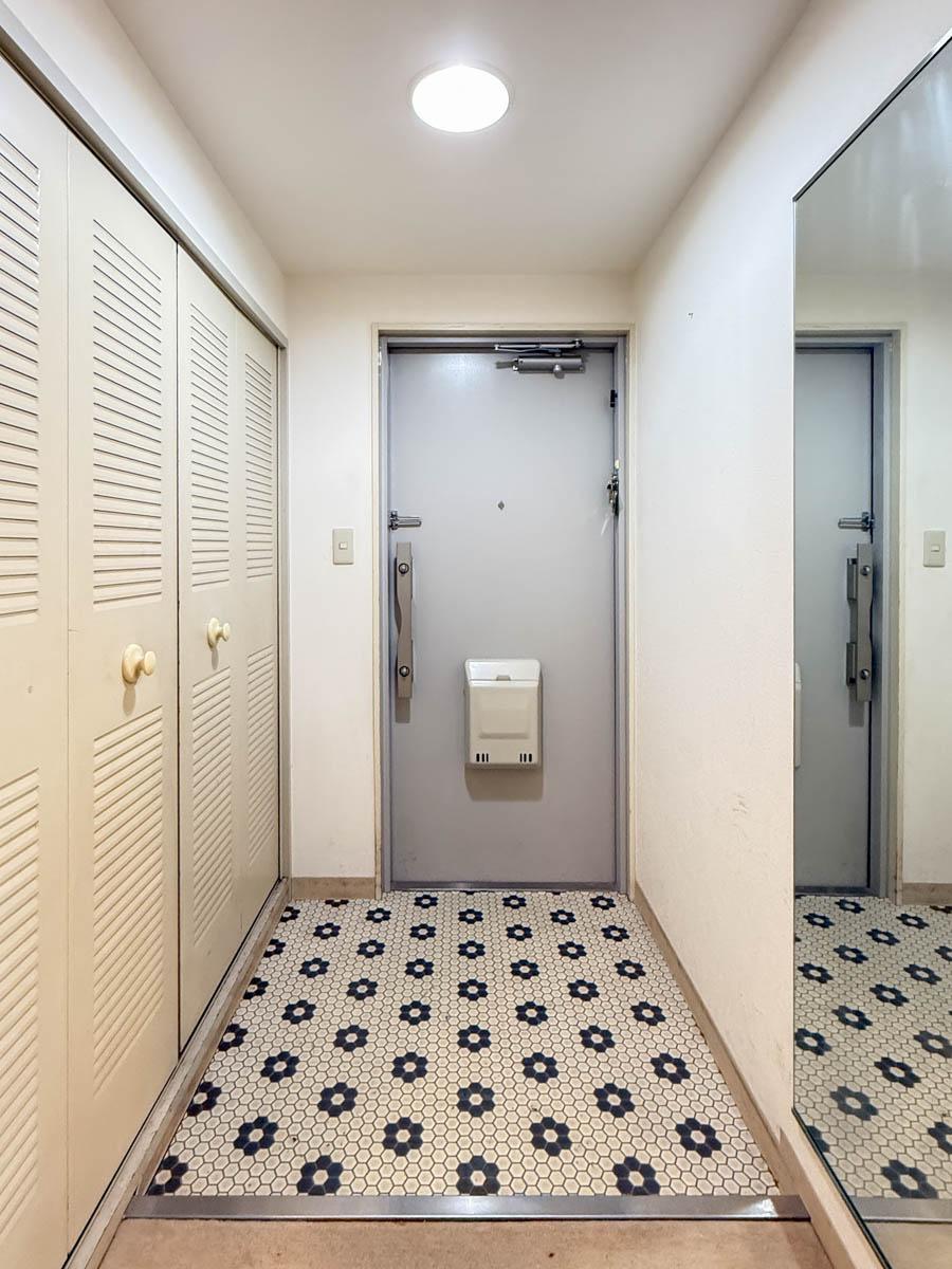 三鷹市下連雀の売買物件/玄関はモザイクタイル貼り。壁式なのでドアまわりもピン角で、スッキリ広く感じます