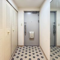三鷹市下連雀の売買物件/玄関はモザイクタイル貼り。壁式なのでドアまわりもピン角で、スッキリ広く感じます