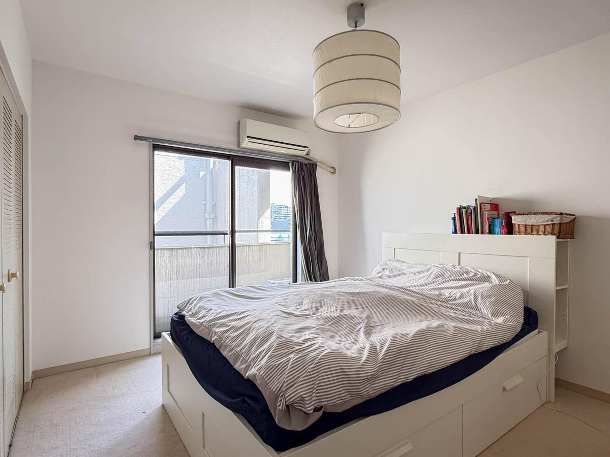三鷹市下連雀の売買物件/主寝室にも掃き出し窓があってベランダに出られるつくり。ルーバードアの収納もあります