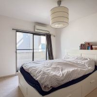 三鷹市下連雀の売買物件/主寝室にも掃き出し窓があってベランダに出られるつくり。ルーバードアの収納もあります