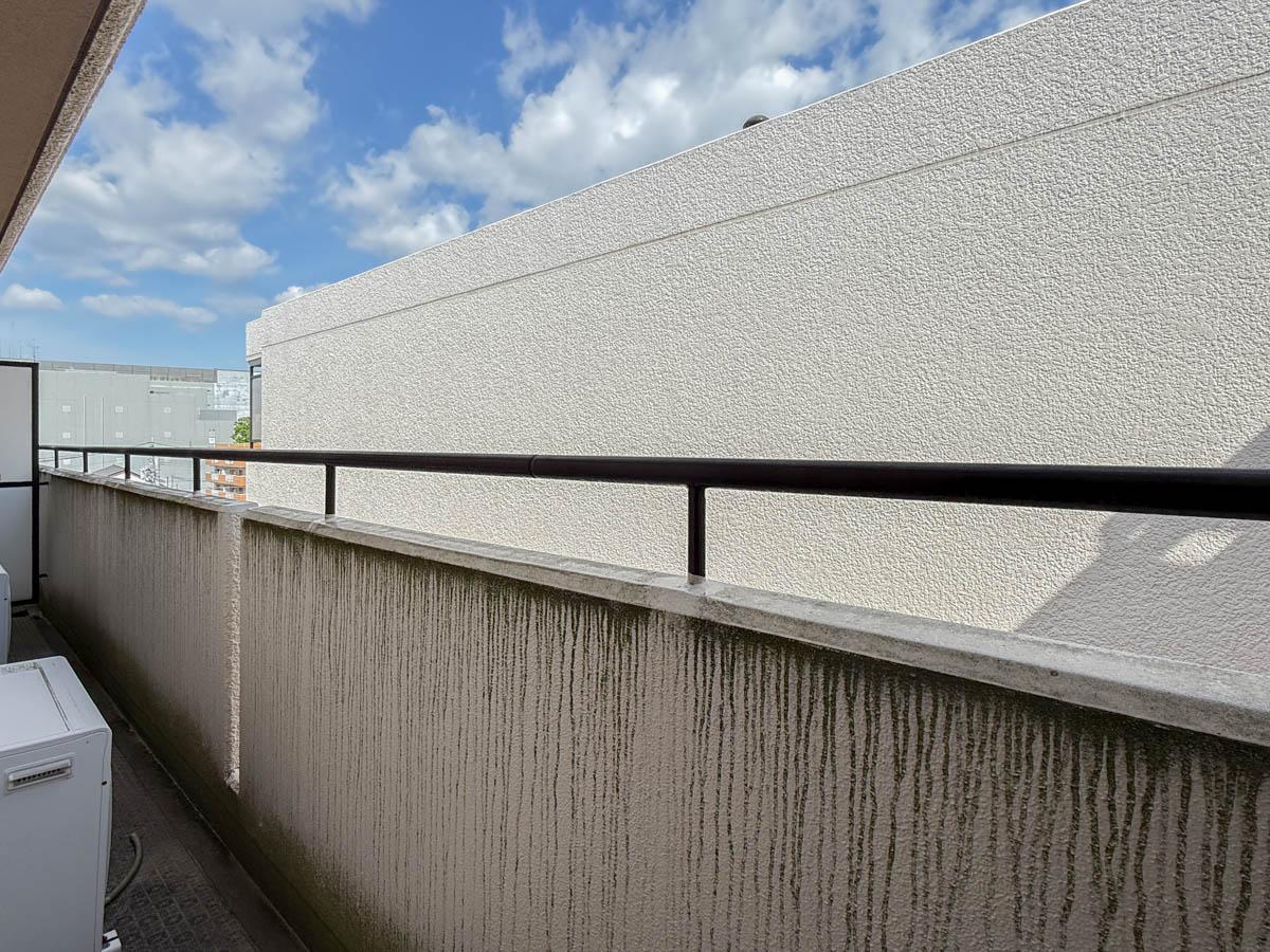 三鷹市下連雀の売買物件/寝室側のベランダ。お向かいの壁が緩やかに光を反射してくれます