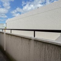 三鷹市下連雀の売買物件/寝室側のベランダ。お向かいの壁が緩やかに光を反射してくれます