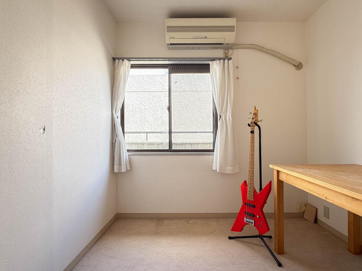 三鷹市下連雀の売買物件/真ん中の洋室はコンパクトですが窓があって明るい。WICとしても使えそう