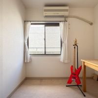 三鷹市下連雀の売買物件/真ん中の洋室はコンパクトですが窓があって明るい。WICとしても使えそう