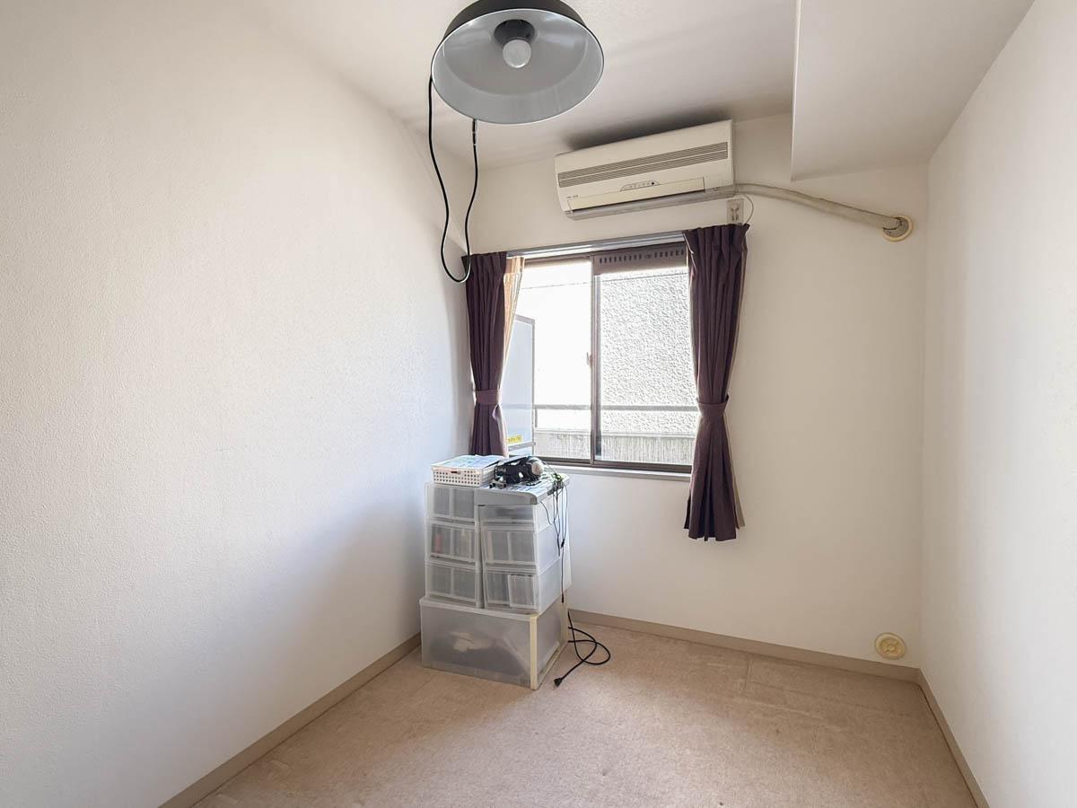 三鷹市下連雀の売買物件/角の洋室も窓がある同じようなつくりですが収納があります。子供部屋にちょうど良さそう