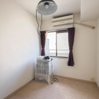 三鷹市下連雀の売買物件/角の洋室も窓がある同じようなつくりですが収納があります。子供部屋にちょうど良さそう