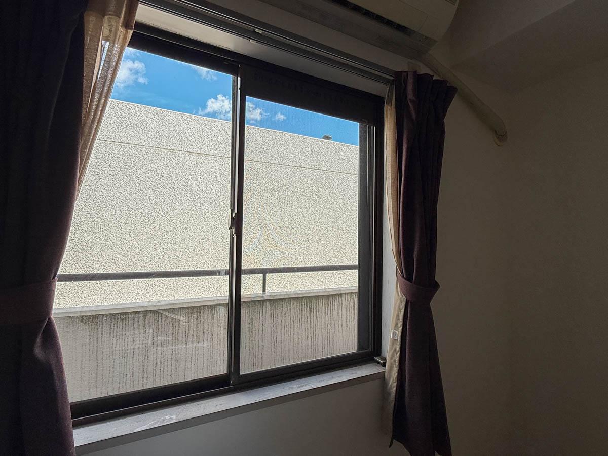 三鷹市下連雀の売買物件/窓からの眺めは、程よくプライベートが守られる感じなのが嬉しい