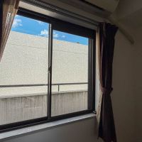 三鷹市下連雀の売買物件/窓からの眺めは、程よくプライベートが守られる感じなのが嬉しい