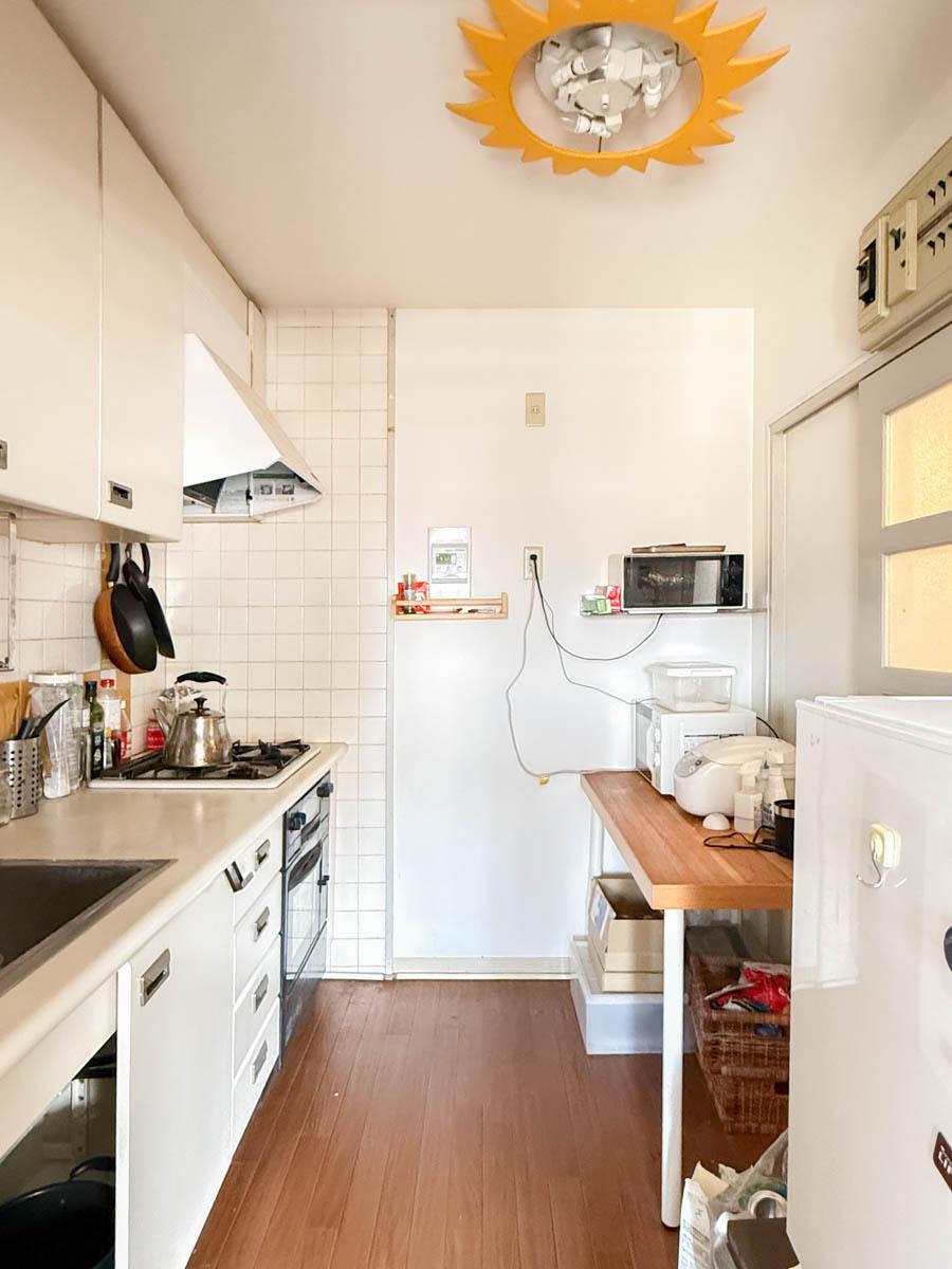 三鷹市下連雀の売買物件/キッチン。リビングからと廊下からの二方向からアクセスできるつくり