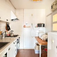 三鷹市下連雀の売買物件/キッチン。リビングからと廊下からの二方向からアクセスできるつくり