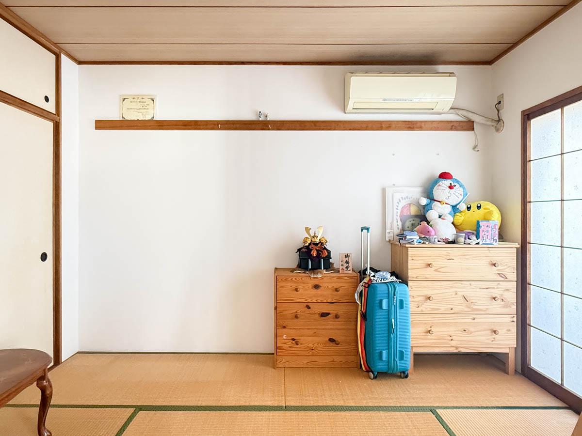 三鷹市下連雀の売買物件/リビングから繋がるかたちの和室。改装で多目的に使えそうなスペースです