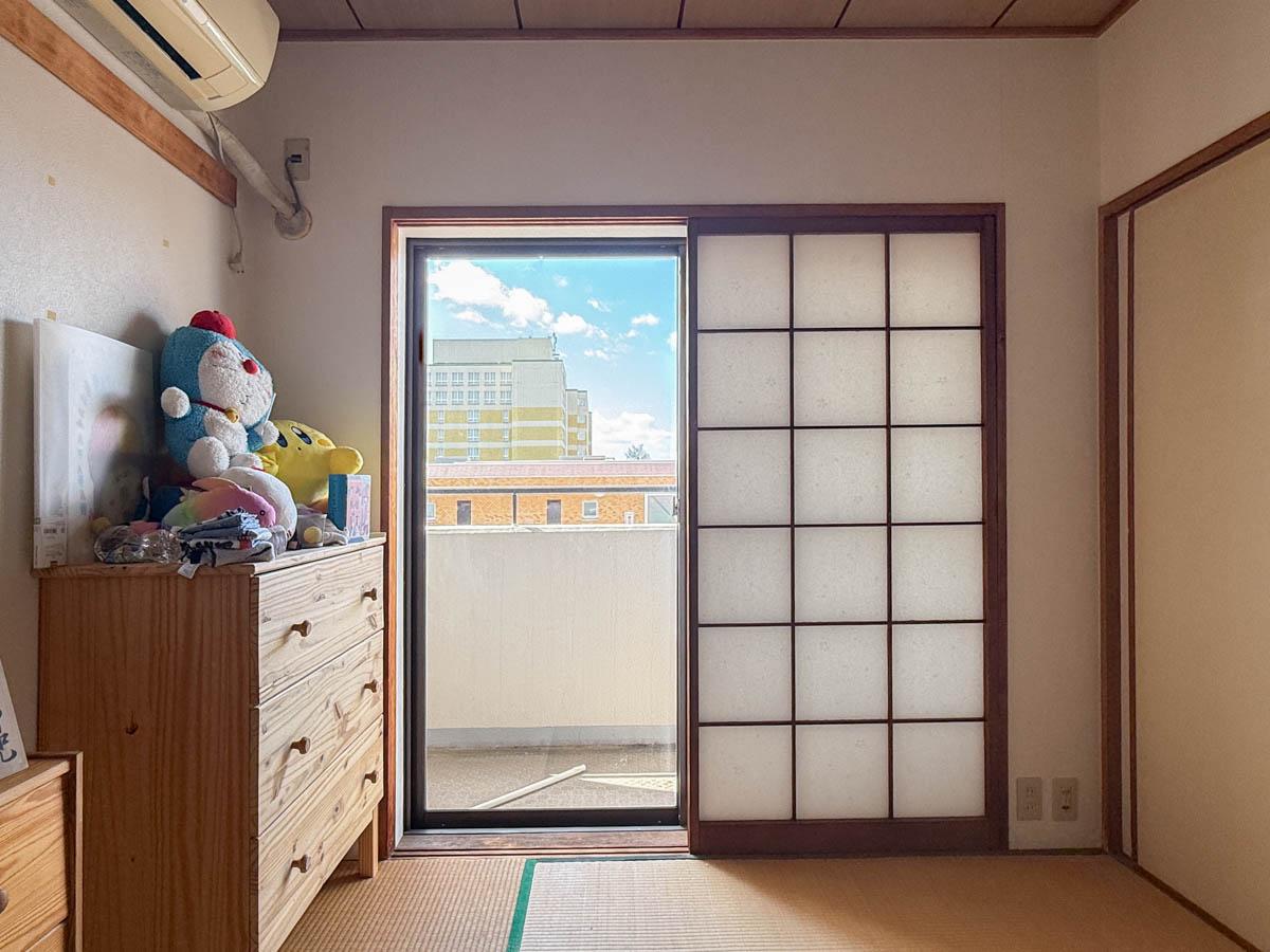 三鷹市下連雀の売買物件/障子からの柔らかい光を活かしても良さそう。眺めも気持ちいい