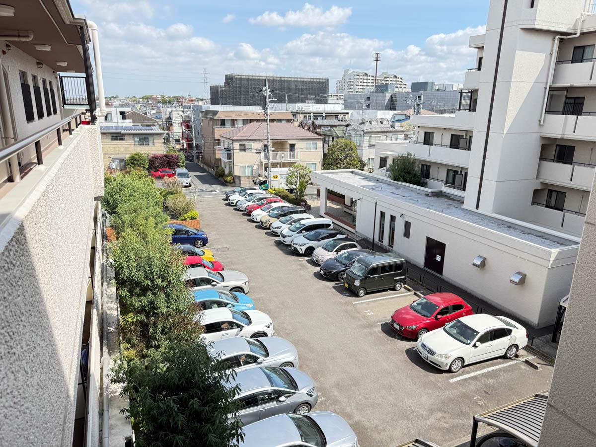 三鷹市下連雀の売買物件/平置きの駐車場も使い勝手良さそう