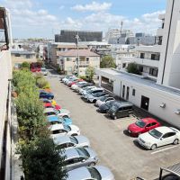 三鷹市下連雀の売買物件/平置きの駐車場も使い勝手良さそう