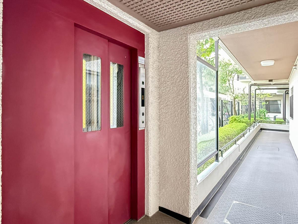三鷹市下連雀の売買物件/エレベーターの位置も、緑が感じられる開放的な空間