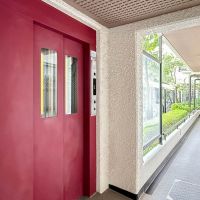 三鷹市下連雀の売買物件/エレベーターの位置も、緑が感じられる開放的な空間