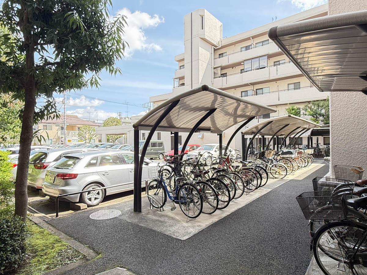 三鷹市下連雀の売買物件/駐輪場は庇付き