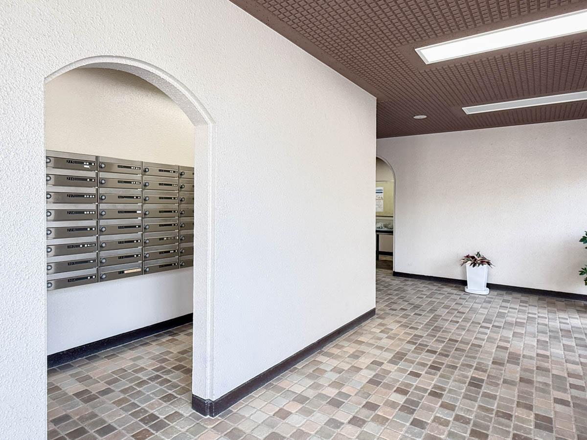 三鷹市下連雀の売買物件/細かいディテールが素敵なエントランス