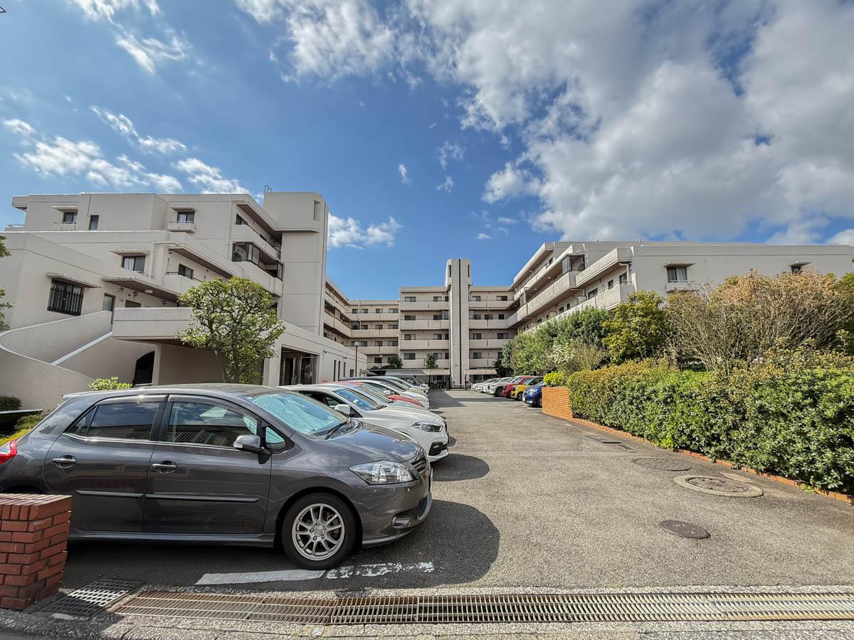 三鷹市下連雀の売買物件/マンション全貌。豊かな敷地に建っています