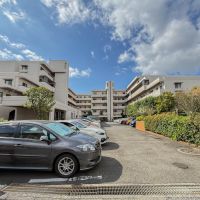 三鷹市下連雀の売買物件/マンション全貌。豊かな敷地に建っています