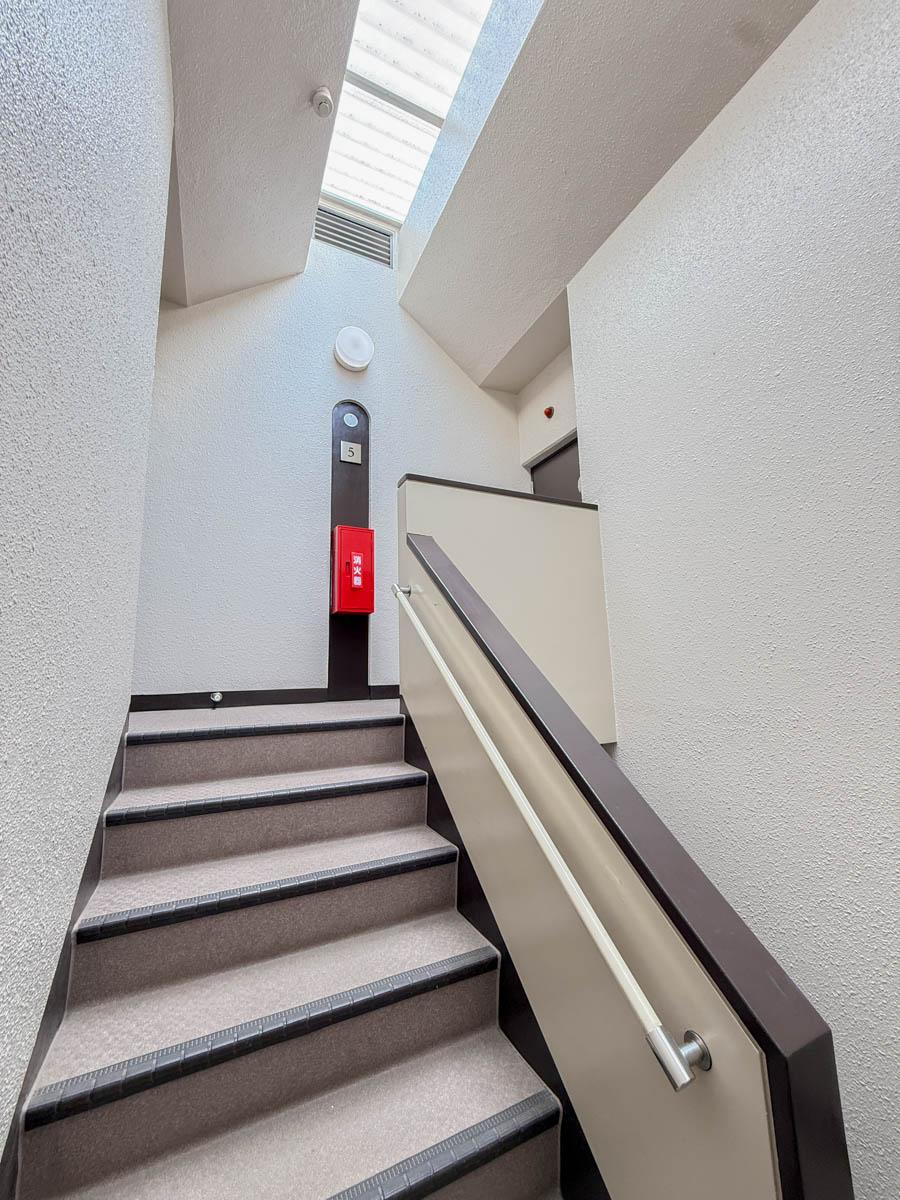 三鷹市下連雀の売買物件/エレベーターからこちらの階段を登ってお部屋へ。天窓が品のいい階段室をつくっています