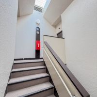 三鷹市下連雀の売買物件/エレベーターからこちらの階段を登ってお部屋へ。天窓が品のいい階段室をつくっています