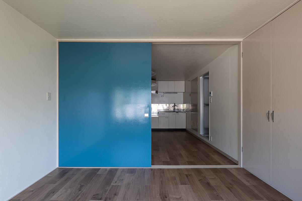 杉並区天沼の賃貸物件/間仕切りの引き戸は光沢のある鮮やかなブルー