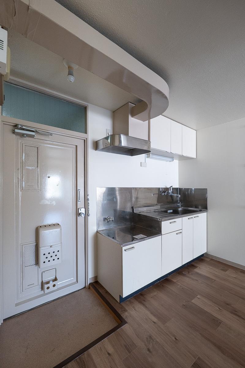 杉並区天沼の賃貸物件/玄関とキッチン。天井の装飾がさりげないレトロ感