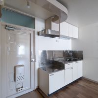 杉並区天沼の賃貸物件/玄関とキッチン。天井の装飾がさりげないレトロ感