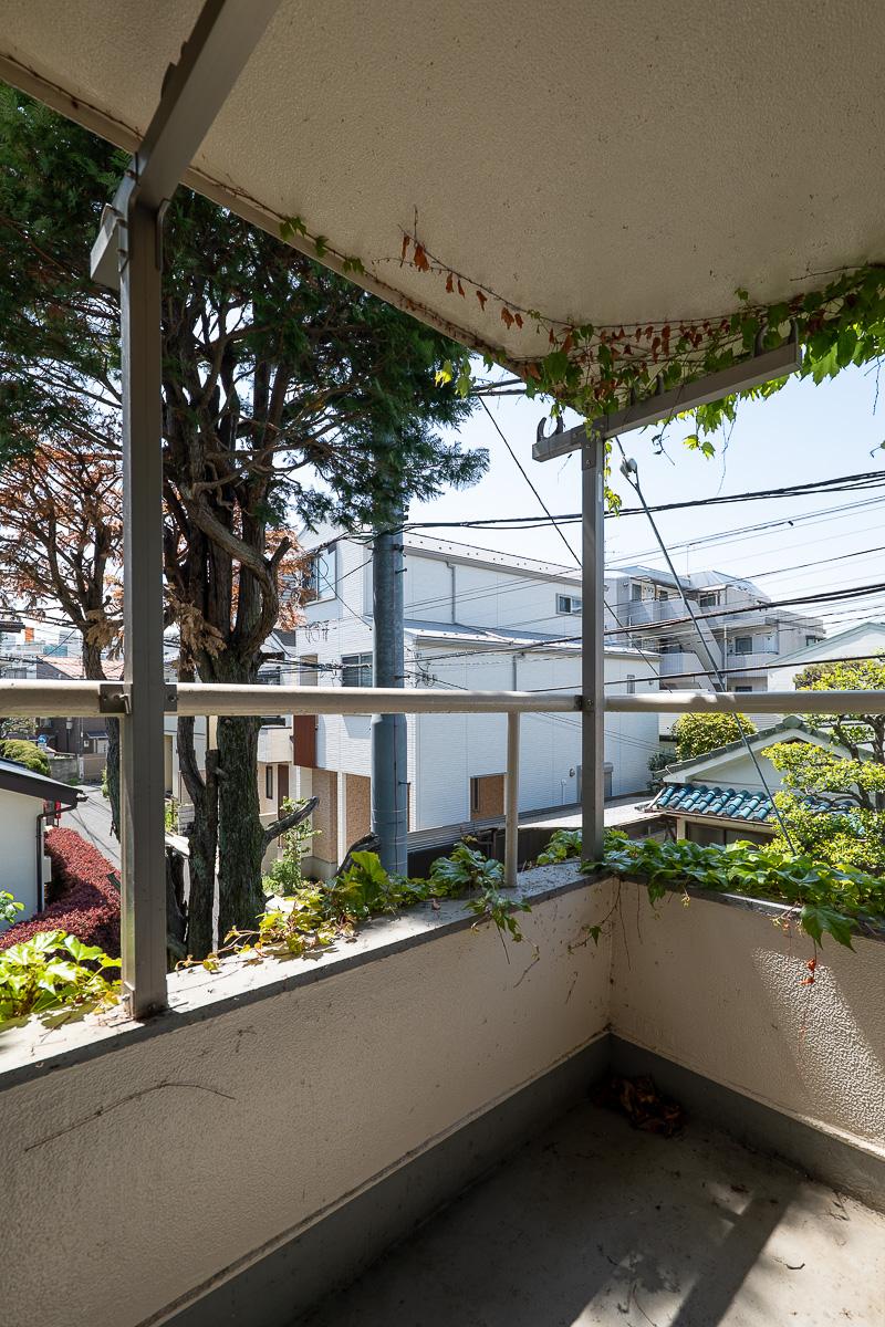 杉並区天沼の賃貸物件/小さいバルコニー。洗濯機は外置きです