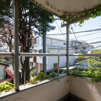 杉並区天沼の賃貸物件/小さいバルコニー。洗濯機は外置きです