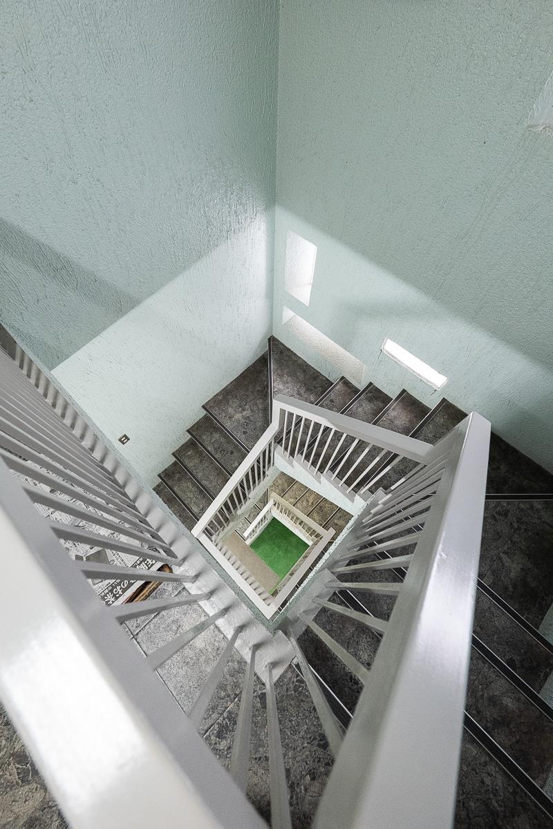 杉並区天沼の賃貸物件/共用の階段は吹き抜け。渋い