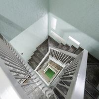 杉並区天沼の賃貸物件/共用の階段は吹き抜け。渋い