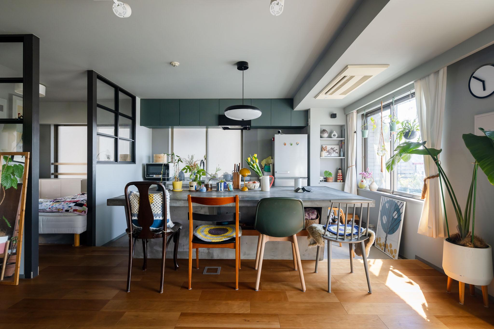 港区南麻布の売買物件/LDKに設けられた、モルタルのキッチン兼テーブルがこの家の主役