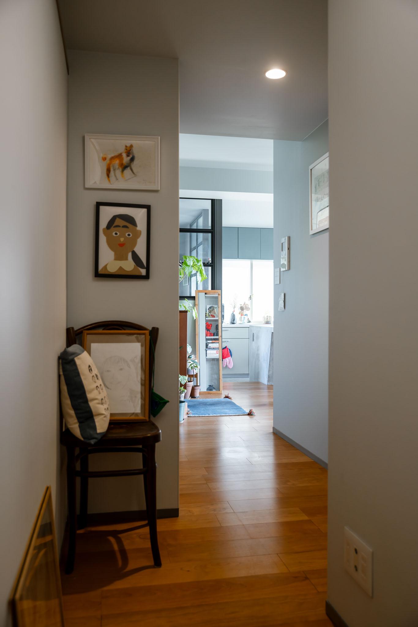 港区南麻布の売買物件/廊下。壁面が多く、お気に入りの写真やアートをたくさん飾ることができます