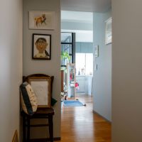 港区南麻布の売買物件/廊下。壁面が多く、お気に入りの写真やアートをたくさん飾ることができます