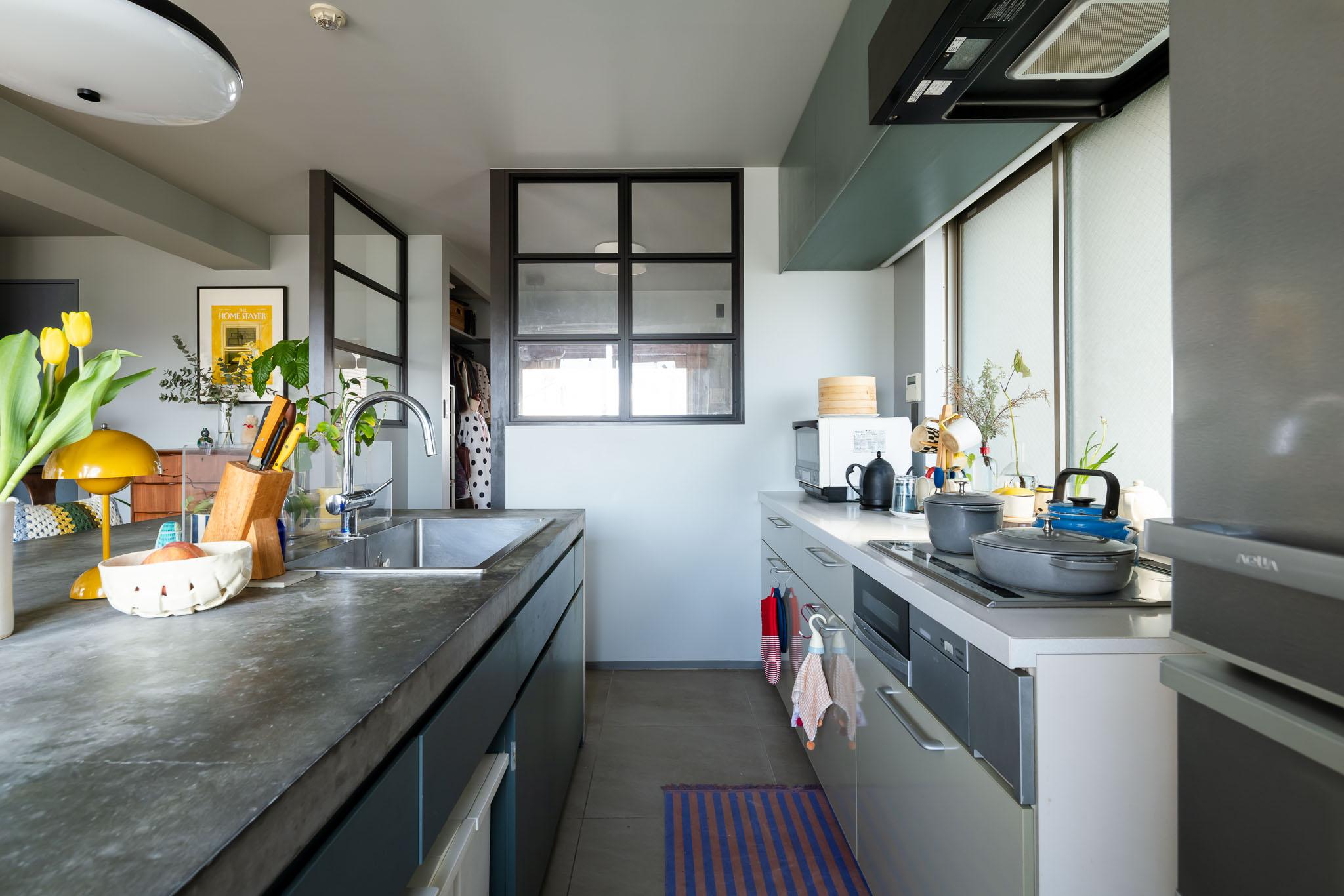 港区南麻布の売買物件/キッチン側は床が一段下がり、ちょうど料理がしやすい高さ