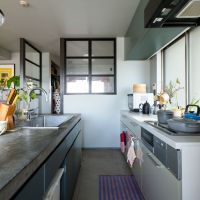 港区南麻布の売買物件/キッチン側は床が一段下がり、ちょうど料理がしやすい高さ