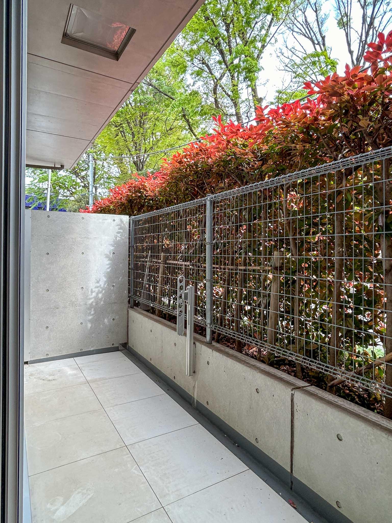 練馬区豊玉北の賃貸物件/ベランダ。細い道路を挟んだ先に、公園があります