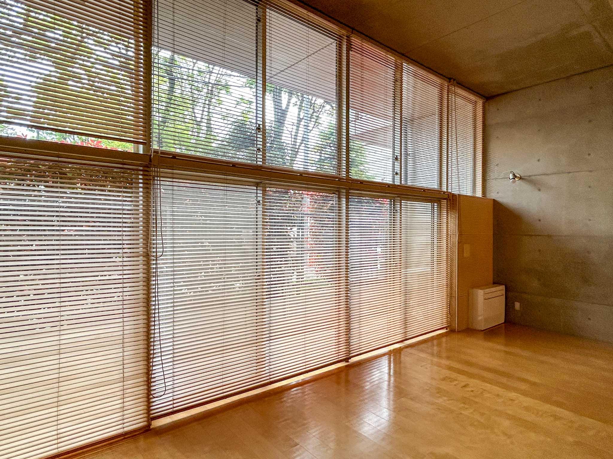 練馬区豊玉北の賃貸物件/備え付けのブラインドで目隠し可能。取り込む光量も調整できます
