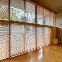 練馬区豊玉北の賃貸物件/備え付けのブラインドで目隠し可能。取り込む光量も調整できます