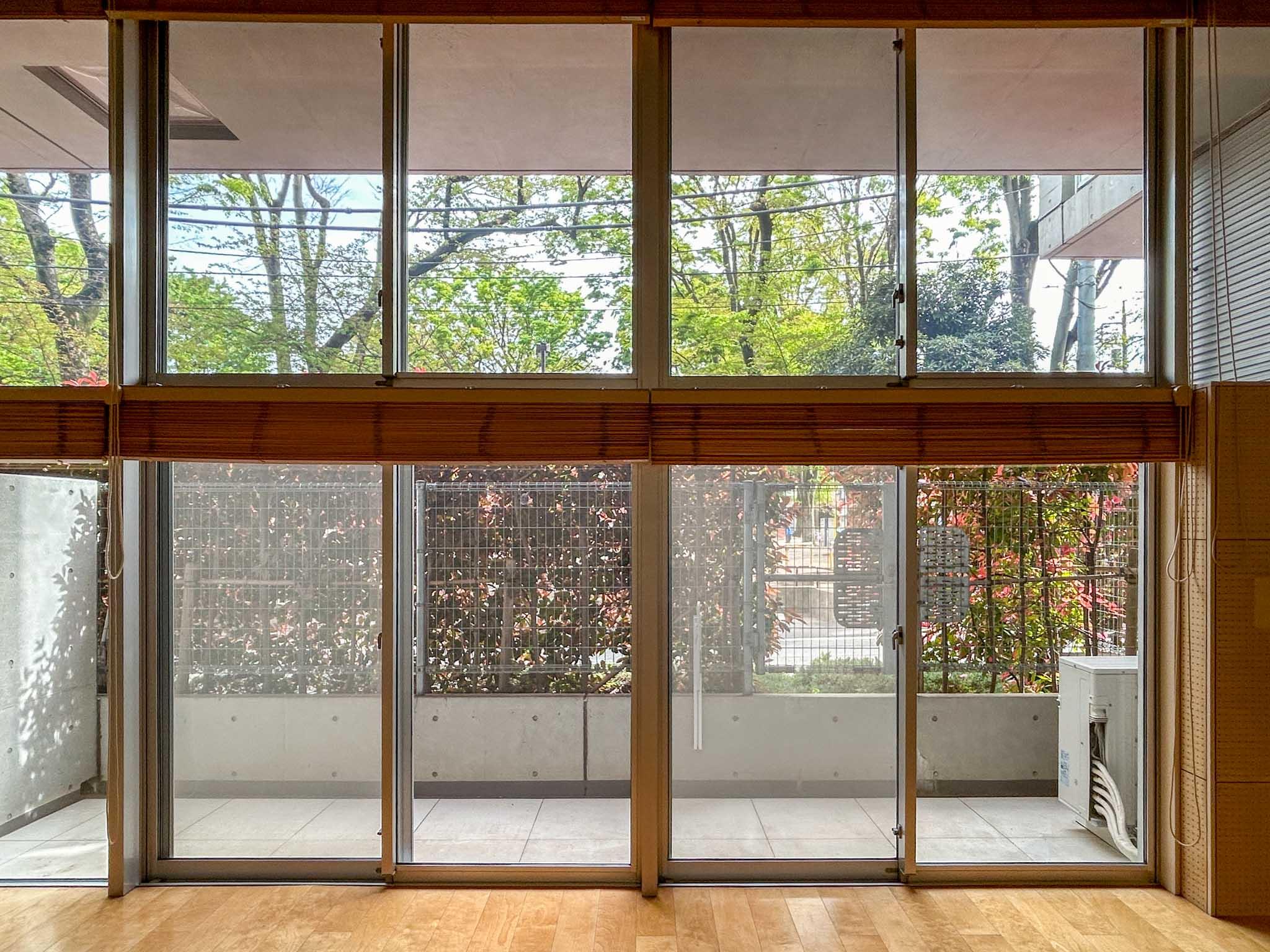 練馬区豊玉北の賃貸物件/南側の洋室。窓が大きくて気持ちがいい