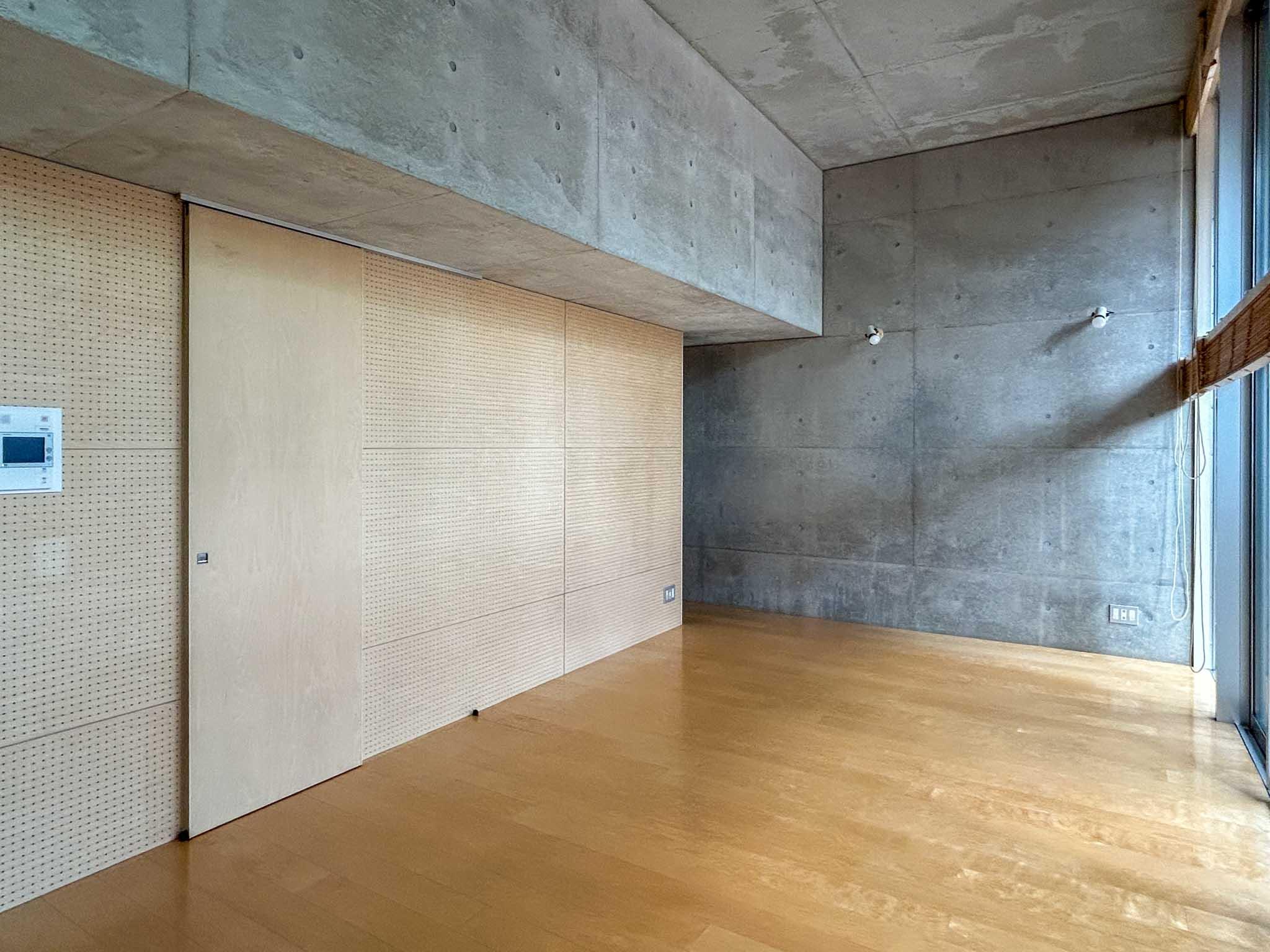 練馬区豊玉北の賃貸物件/東側をみる。有孔ボードの壁面を活かして、魅せる収納として活用するのもあり