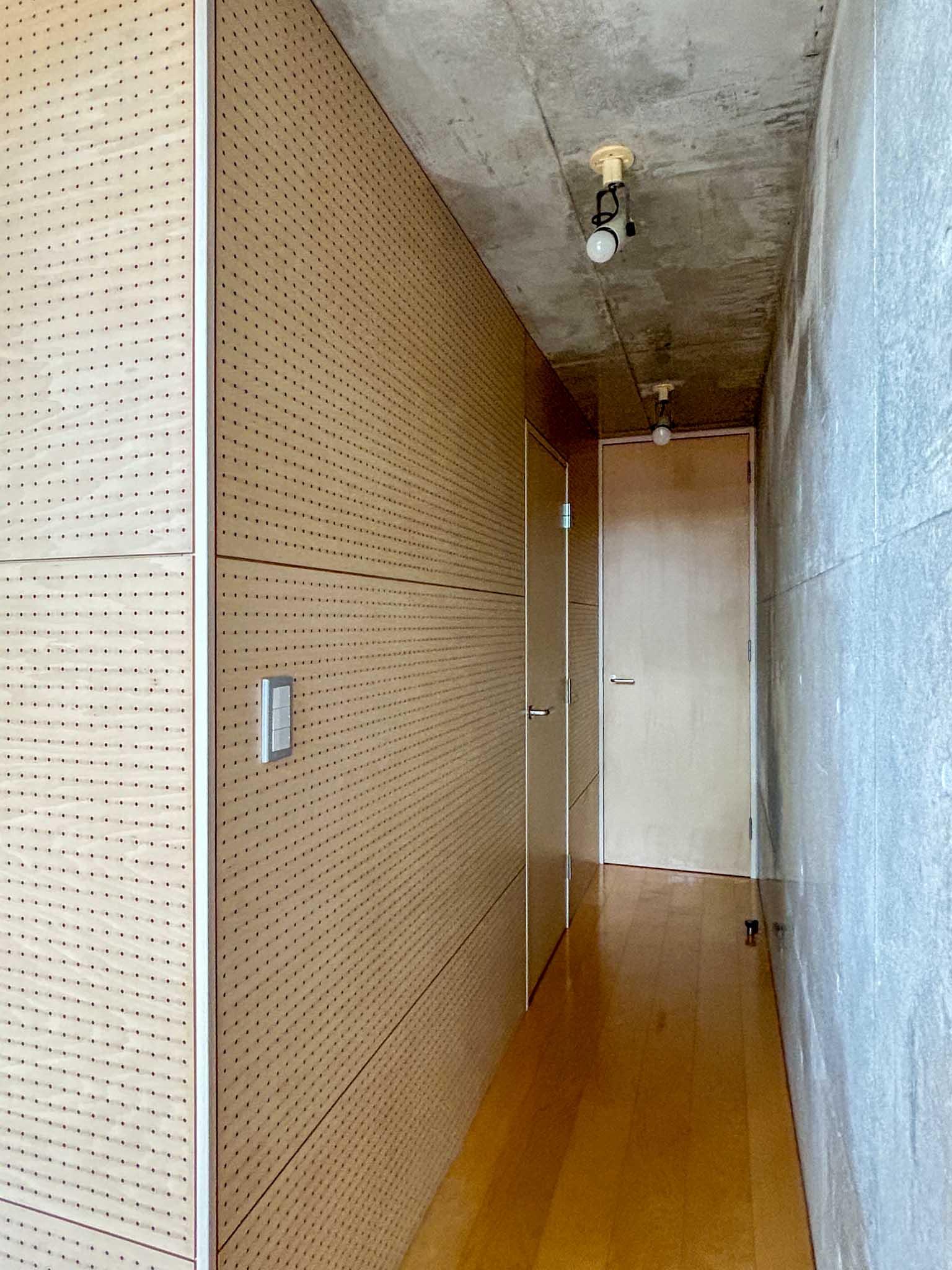 練馬区豊玉北の賃貸物件/東側通路。個室と水回りへはここから