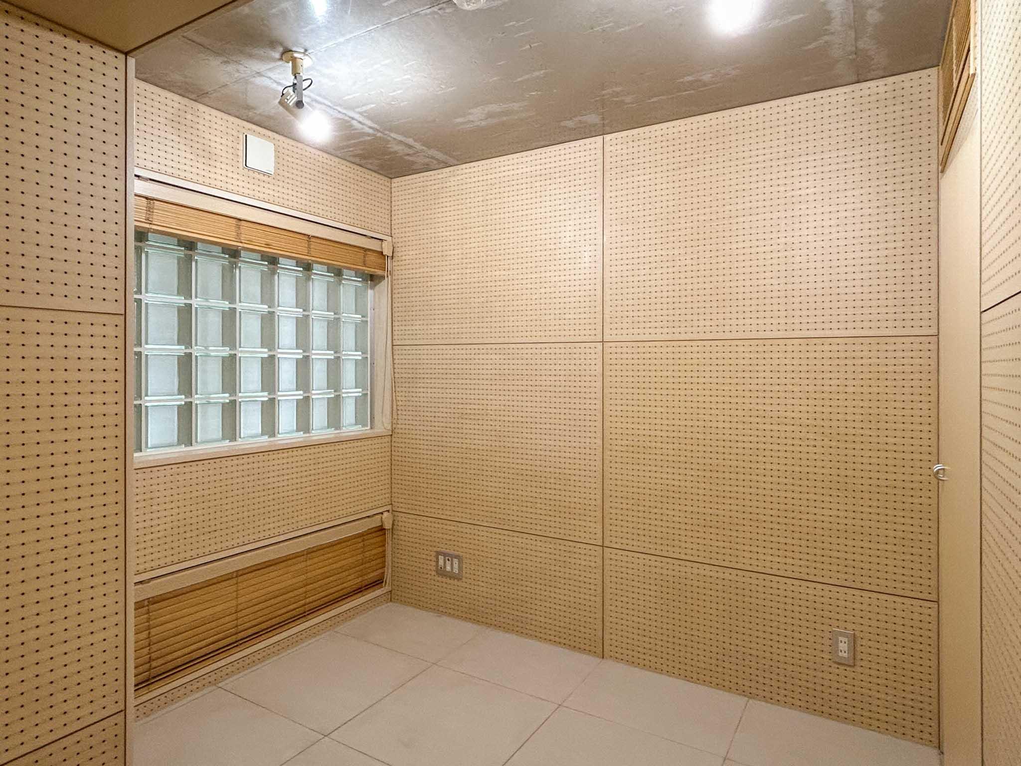 練馬区豊玉北の賃貸物件/玄関の土間とつながっている個室。生活空間と切り離した書斎や、大きな土間収納としても使えそう