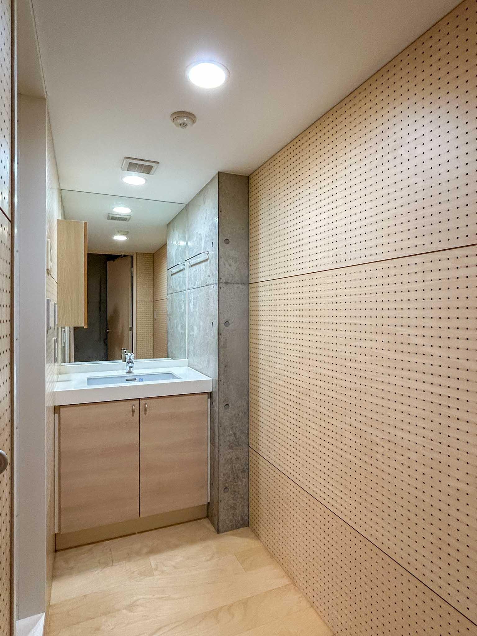 練馬区豊玉北の賃貸物件/洗面室。ここにも有孔ボードの壁があります