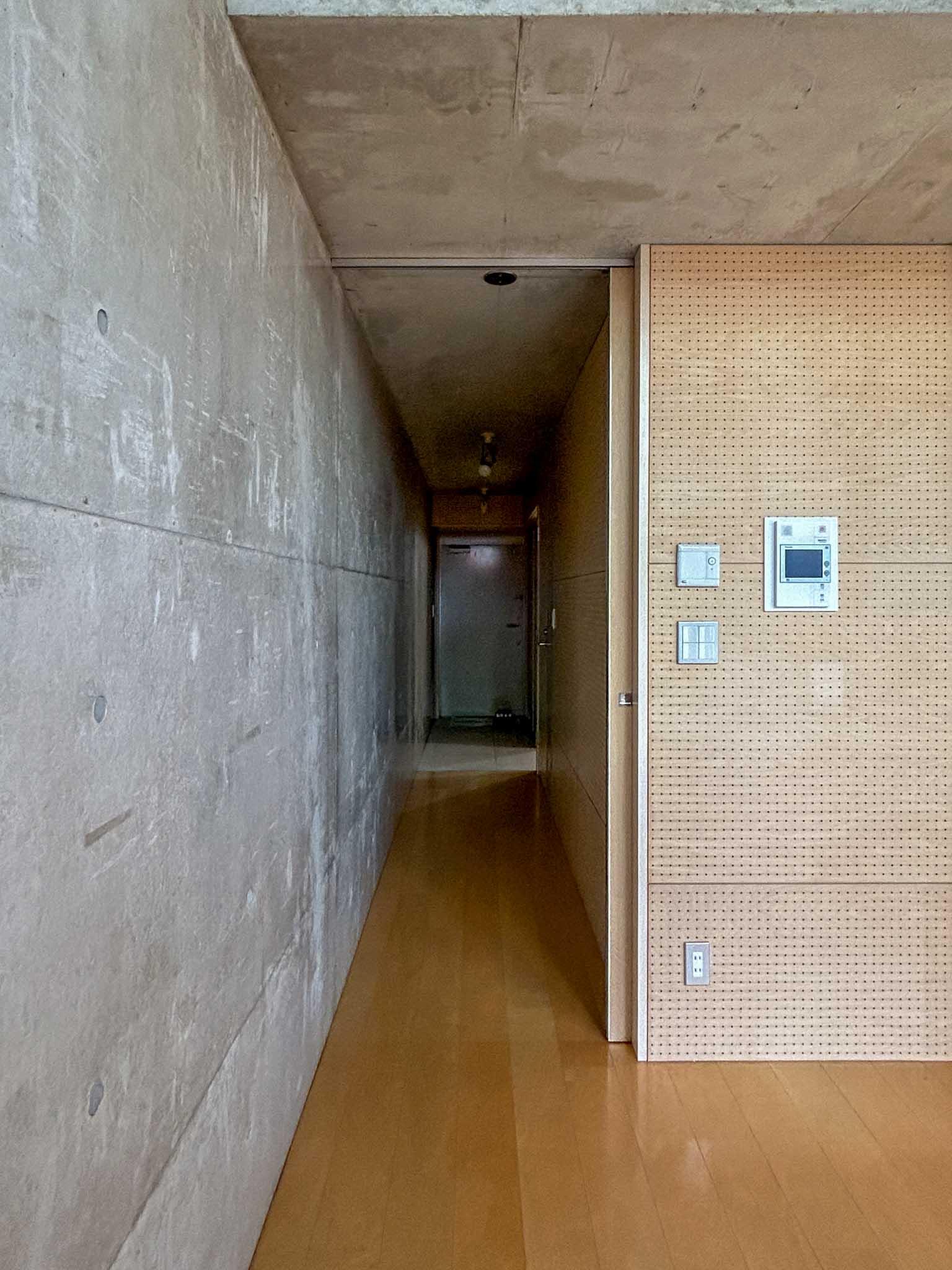 練馬区豊玉北の賃貸物件/西側通路。もうひとつの個室とトイレ、玄関はこちらから