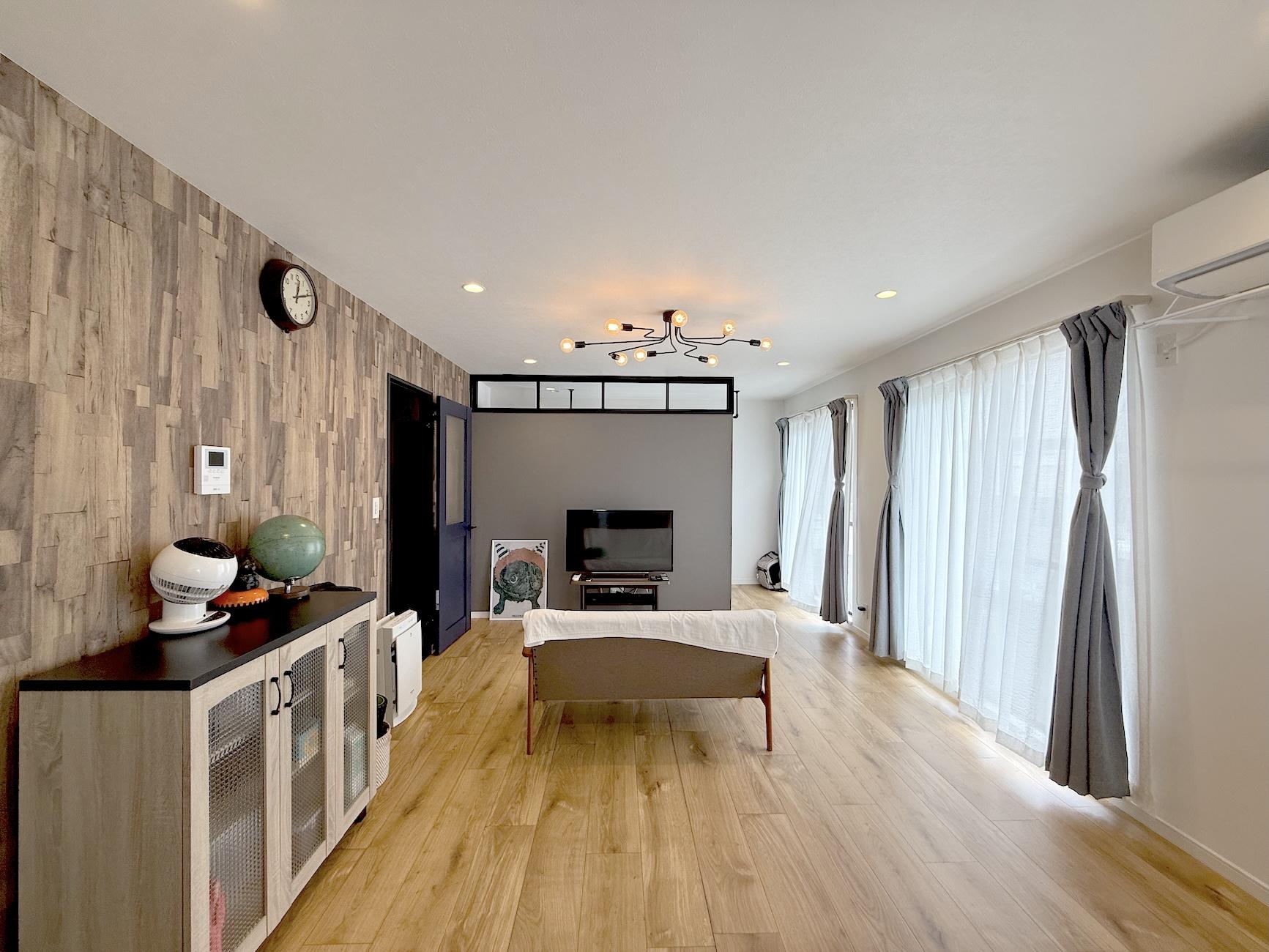 横浜市港南区大久保3丁目の売買物件/広々としたLDKは約18.5帖、アクセントの壁紙で空間が引き締まっています