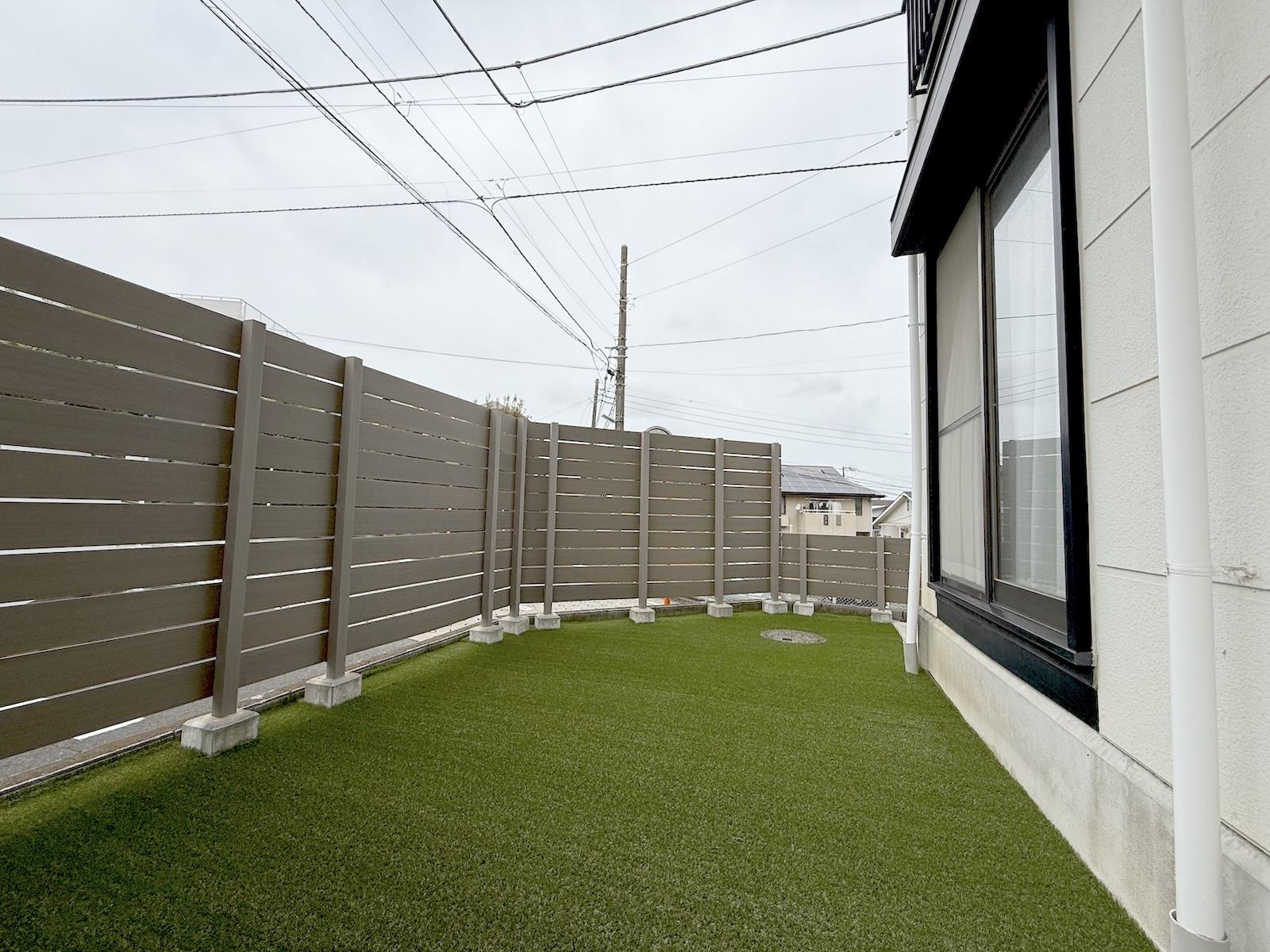 横浜市港南区大久保3丁目の売買物件/柵で囲われたお庭には人工芝が敷かれています